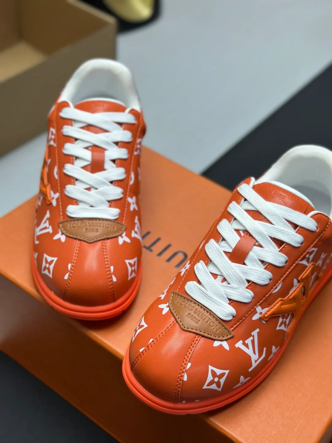 👟👟Ex-factory price 680👟👟 Full set of packaging with airplane box💰Top version LV-Louis Vuitton-classic catwalk new style 1:1 development replica of the original version! ! The upper foot is very comfortable. It is made of luxurious materials and fine workmanship. The midsole is printed with English letters "Made in Europe". The upper is made of calfskin imported from Italy. The side is decorated with the brand's LOGO and signature. The latest latex foot pads and mesh lining make the foot feel super comfortable. The original two-color TPU combination outsole is specially provided by the original factory. Bag technology Goodyear stitched edges Fabric: Exclusive customized first-layer cowhide Accessories: Exclusive private model Vuitton logo, lining: Customized silk mesh lining - first-layer silk cowhide lining Outsole: TPU combination outsole wear-resistant, non-slip and anti-yellowing Foot pads: new latex pads-mesh sweat-absorbent Counter technology: fully computerized sewing machine wire drawing Toe box back cover Hot and cold shaping Full set of pull-top lasts with medium and low logo patterns Special counter packaging - shoelaces, certificate, card, instructions, certificate of quality, dust bag, the most complete packaging on the entire network, women's 35-40 men's 38-46 (38/46 customized, non-refundable! GD9916